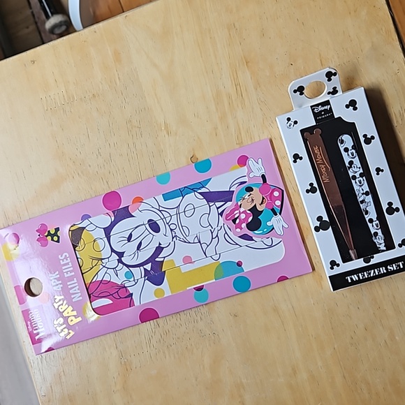 DISNEY MICKEY MOUSE TWEEZER AND MINNIE MOUSE NAIL FILES - Picture 10 of 12